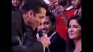 salman khan flirting & purpose  katrina kaif  in front whole bollywood stars in award show Resimi