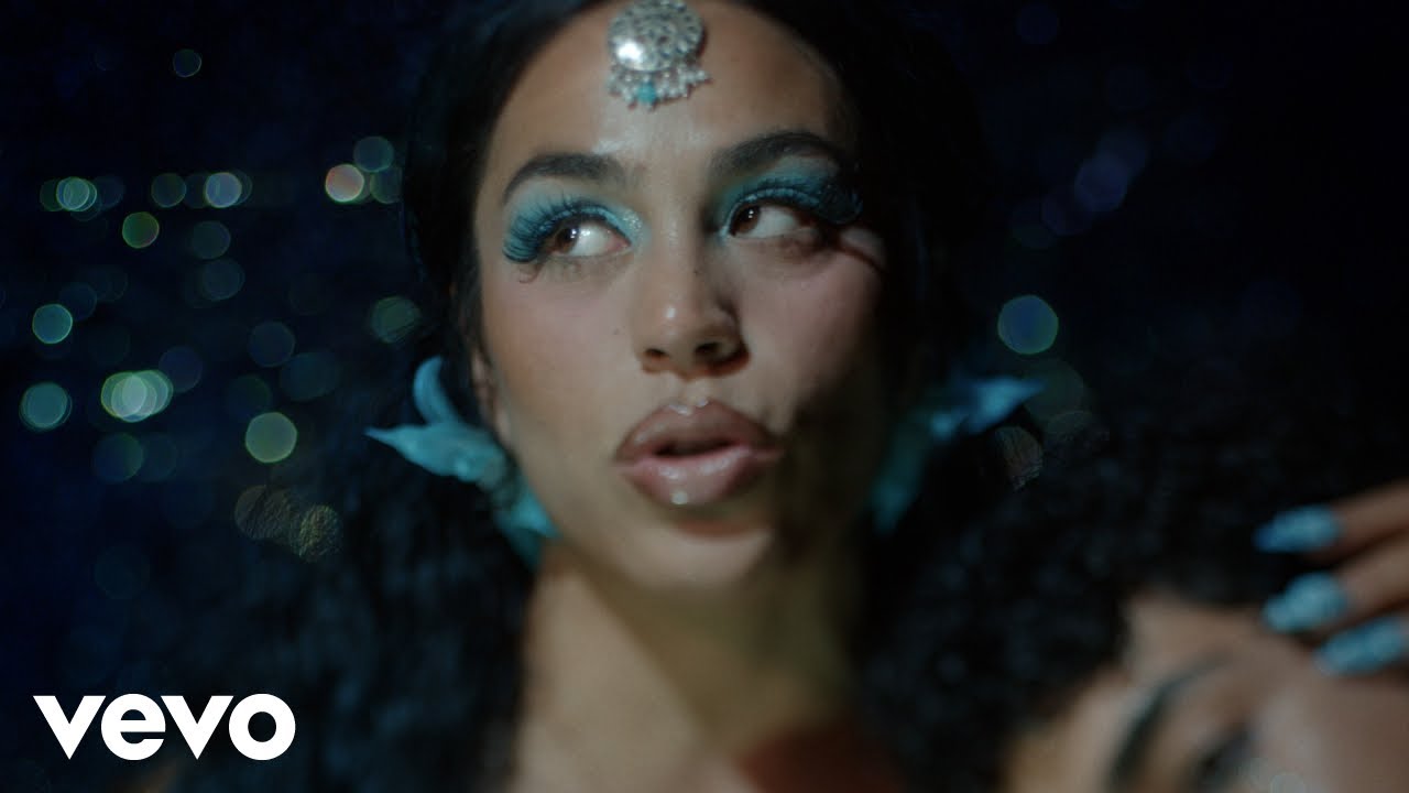 Guarda BombayMami - Mami Issue (Official Music Video) su YouTube Guarda BombayMami - Mami Issue (Official Music Video) su YouTube