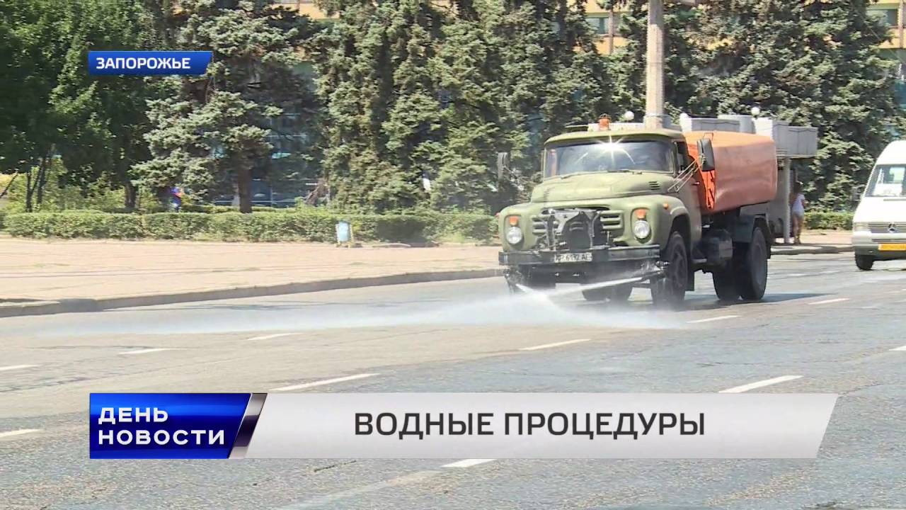 Зачем машины поливают дороги