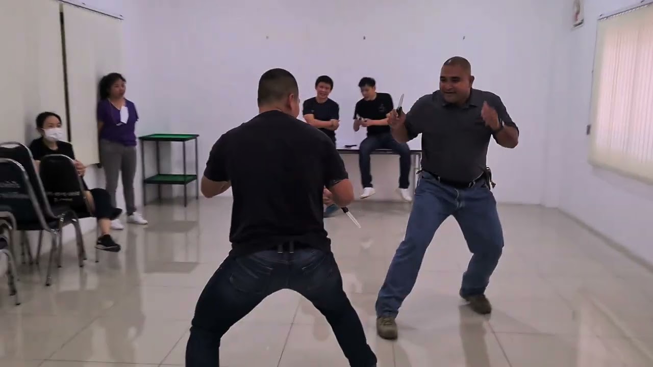 การต่อสู้ด้วยมีด Reverse Grip vs. Foreward Grip อะไรดีกว่ากัน?