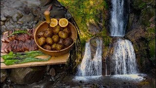 Приготовление стейка у красивого водопада