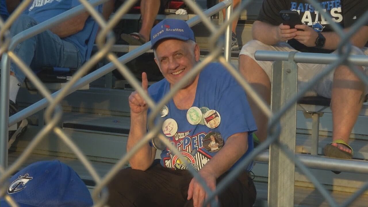 Iowa City sports superfan 'Smiley' dies at 79 - YouTube