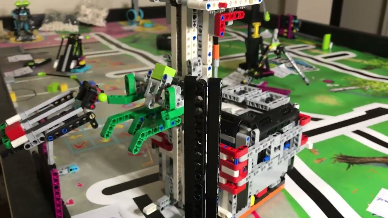 FLL team 44498 designed Rack & Pion Forklift for 2020-2021 Replay