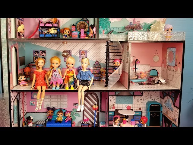Playing in the new dollhouse ! Elsa and Anna toddlers - lol dolls - pool - surprises class=