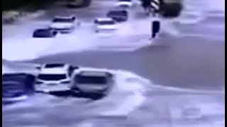 Des Voitures Emportées Par Les Marées De La Rivière Qiantangcctv Français