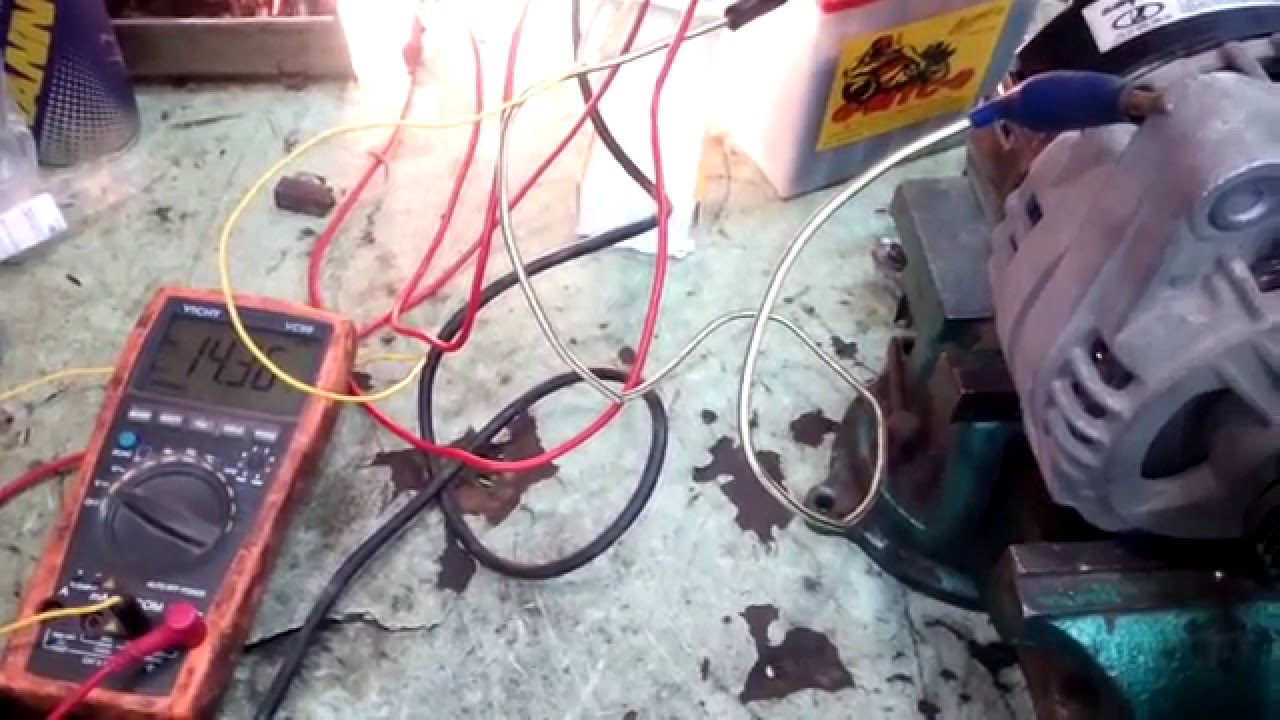 Генератор перезаряжает аккумулятор