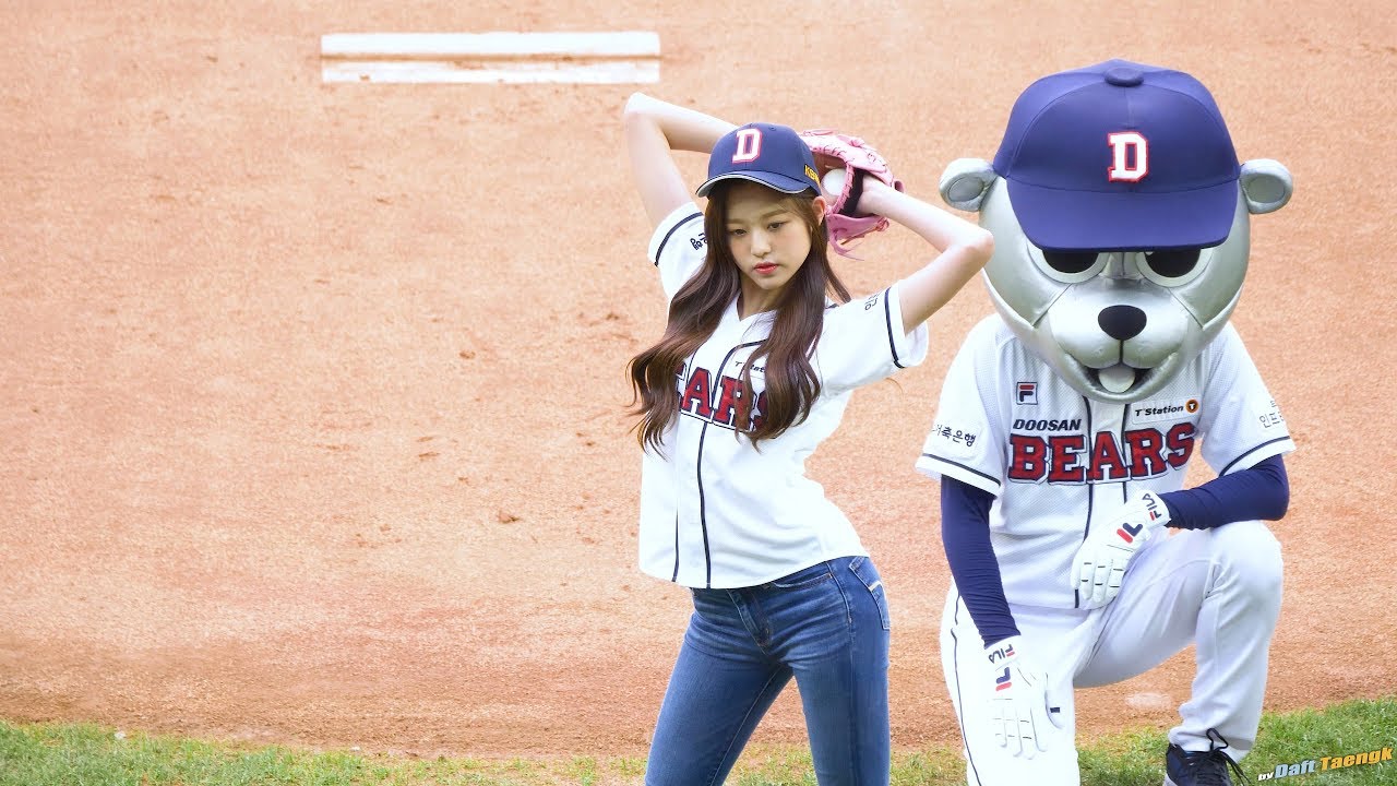 181006 시구하는 장원영 JangWonYoung 아이즈원 IZONE 4K 60P 직캠 @잠실 야구장 by DaftTaengk