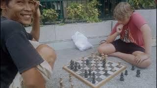 anak Jerman mau duduk lesehan main catur dgn tukang becak Malioboro. di depan Hamza batik