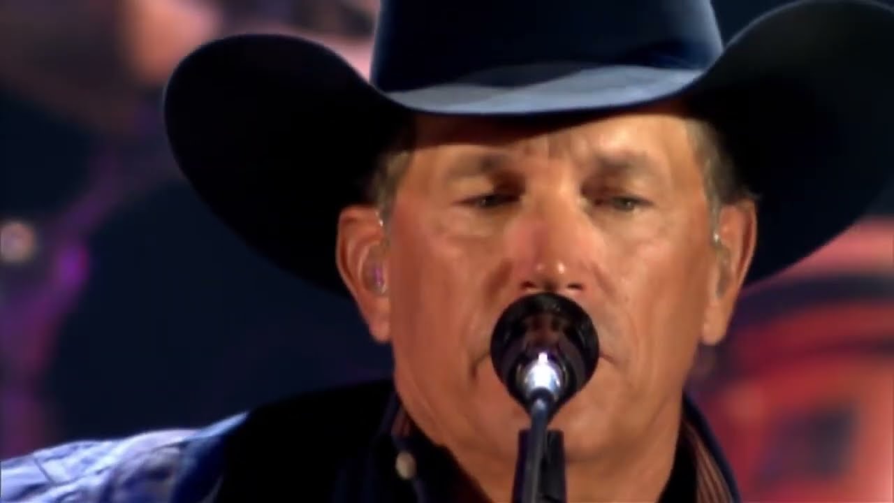 George Strait - Living For The Night ♬ (Live @Reliant Stadium/2009 - Closed  Captioned)