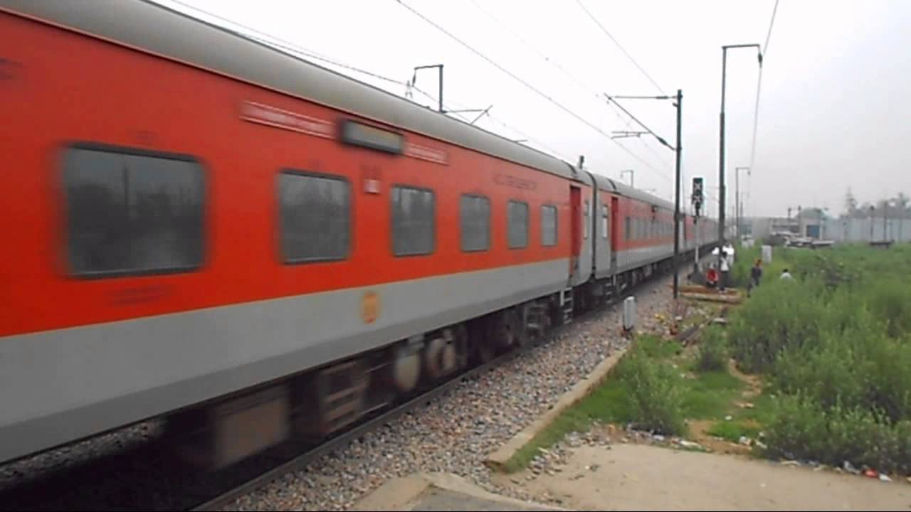 Indian Railways clash of the titans WAP-7 Howrah rajdhani vs WAG-9 frieght
