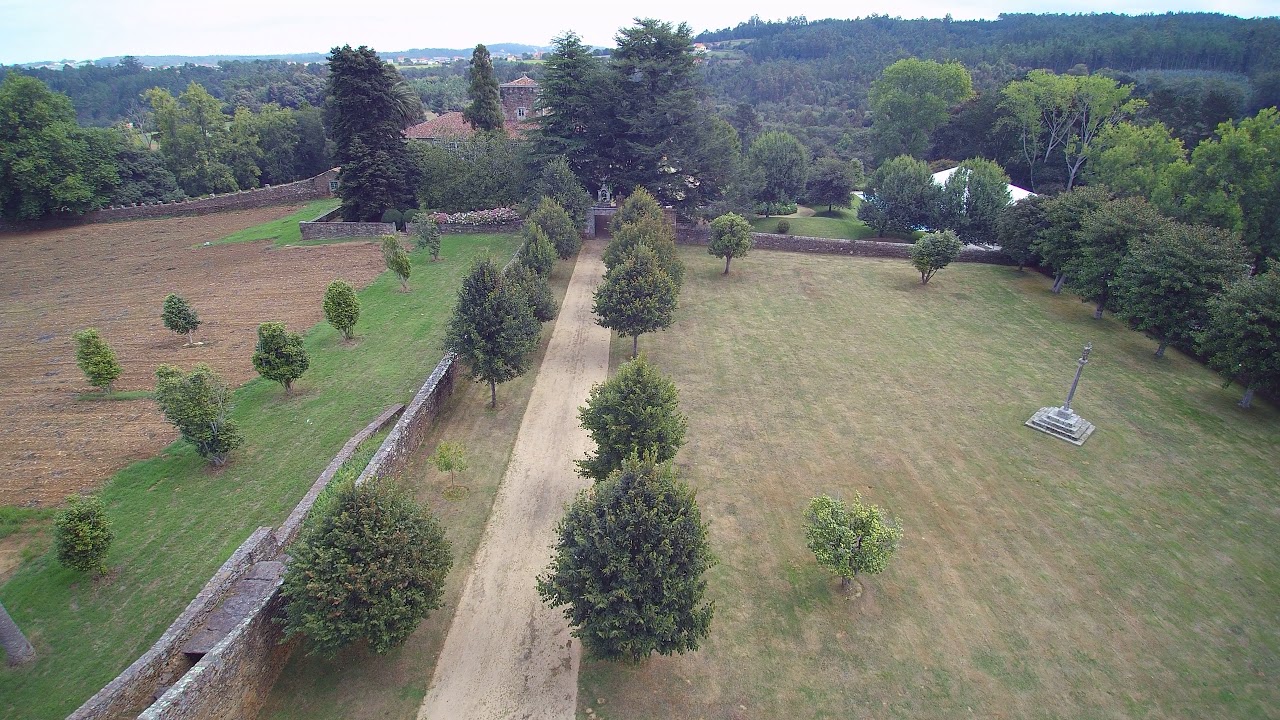 Pazo de Villar de Francos. Vista aérea aparcamiento y entrada