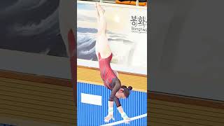 Is this the most insane core strength ever?! 😱🤸♀️