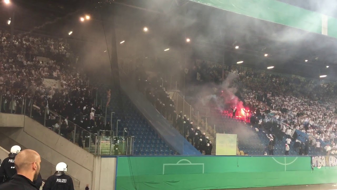 [Großeinsatz HSV vs Hansa Rostock] 6.000 Hansa Fans in Hamburg // Fanmarsch Hansa + Pyro im Stadion