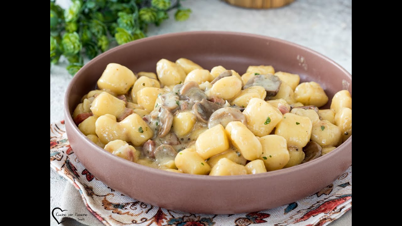 Gnocchi con stracchino funghi e speck