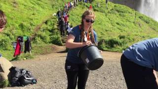 Scouts Voluntariado Medioambiental En La Gran Catarata De Seljalandsfoss
