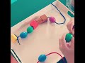 تعليم الأطفال مهارة النمط من الخرز 