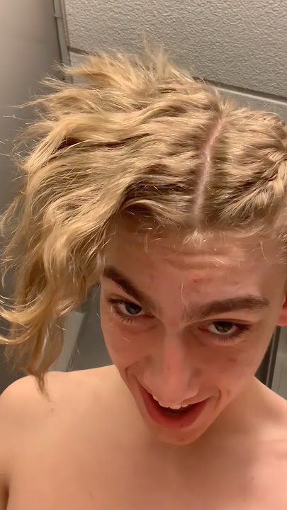 DJ WITH STRAIGHT HAIR