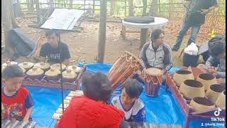 latihan alat musik bonang eh di belakang ada sesuatu