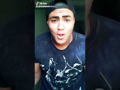 من جوا انا بحزن لكن بضحك وانا بتصور