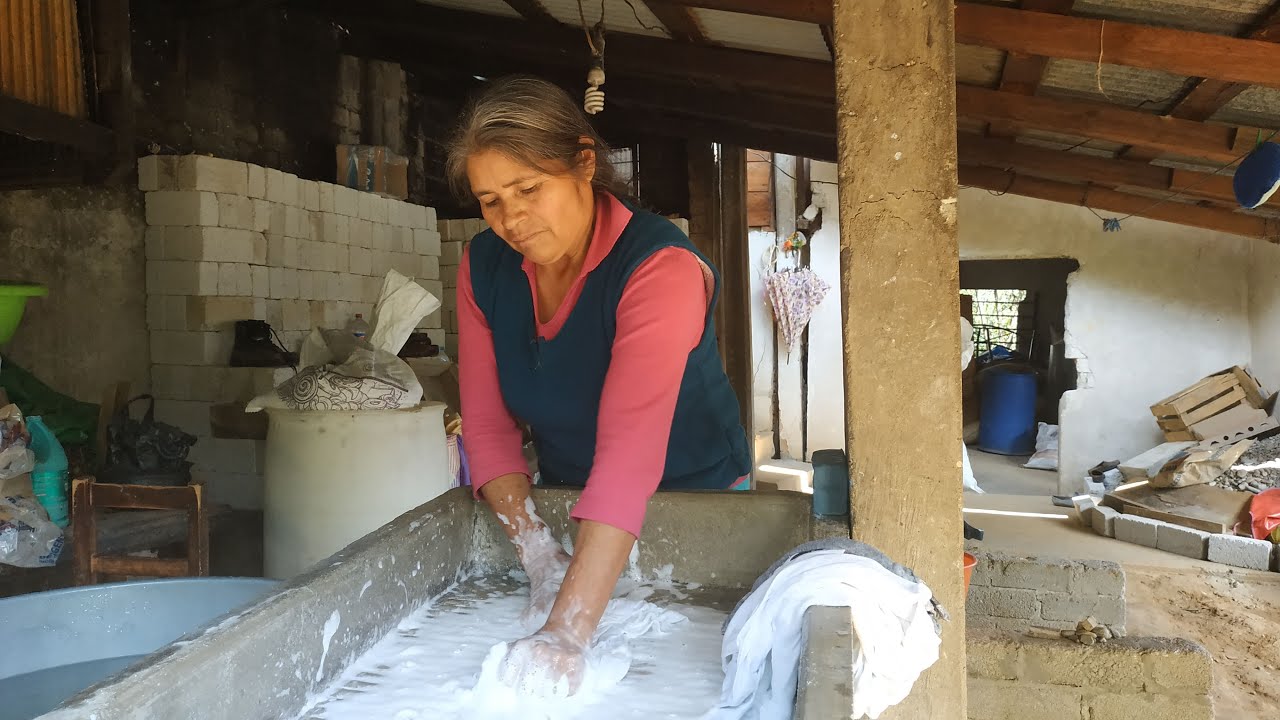 LasCuriosidadesdeMarcelina Cómo lavar a mano ropa blanca con manchas difíciles usar cloro - YouTube