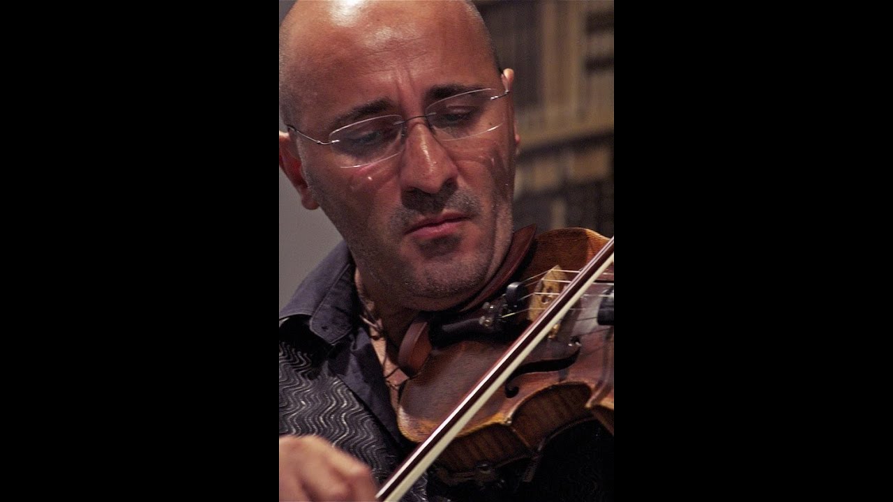 Electric violin Distortion guitar on a violin from the 1700s Microphone Din Schertler Sound