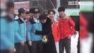 Running Man Male Members Treat With Song Ji Hyo (2)