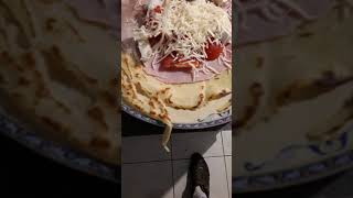 Une Omelette Au Lardons Et Une Crêpe Au Gamdon