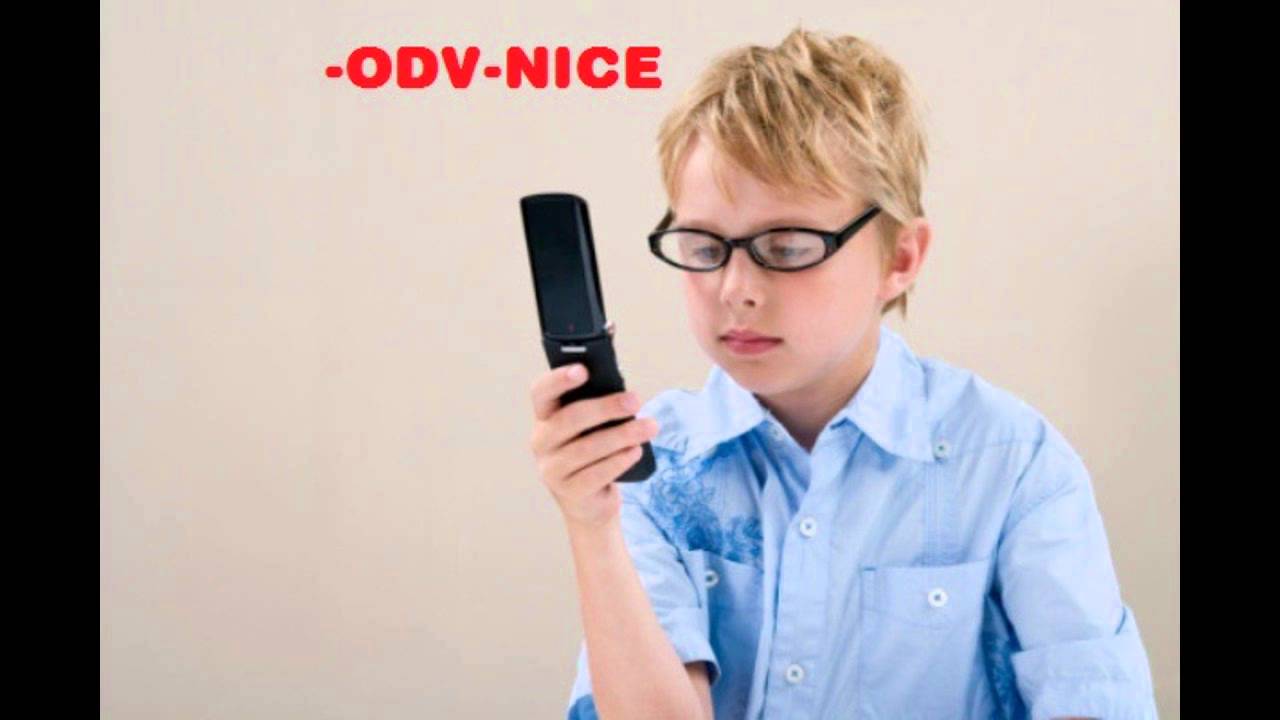 Ухудшение зрения у подростков. Сотовый телефон для детей. Мальчик с телефоном. Влияние телефона на зрение. Подросток в очках.