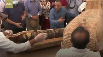Khoảnh khắc mở nắp quan tài chứa xác ướp Ai Cập