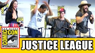 Justice League Emble At Comic Con - Ben Affleck, Gal Gadot, Ezra Miller, Jason Momoa, Ray Fisher