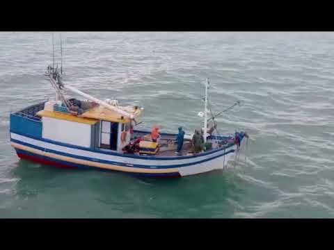 Bombeiros e Sarasul resgatam pescador em alto-mar em Balneário Rincão