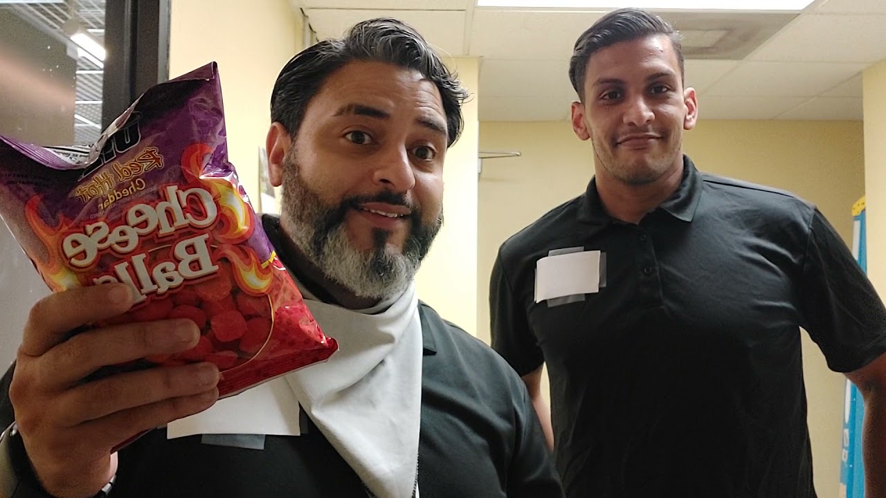 UTZ Red Hot Cheddar Cheese ball 🧀🌶 (lunchtime shenanigans Review with Ozzy)