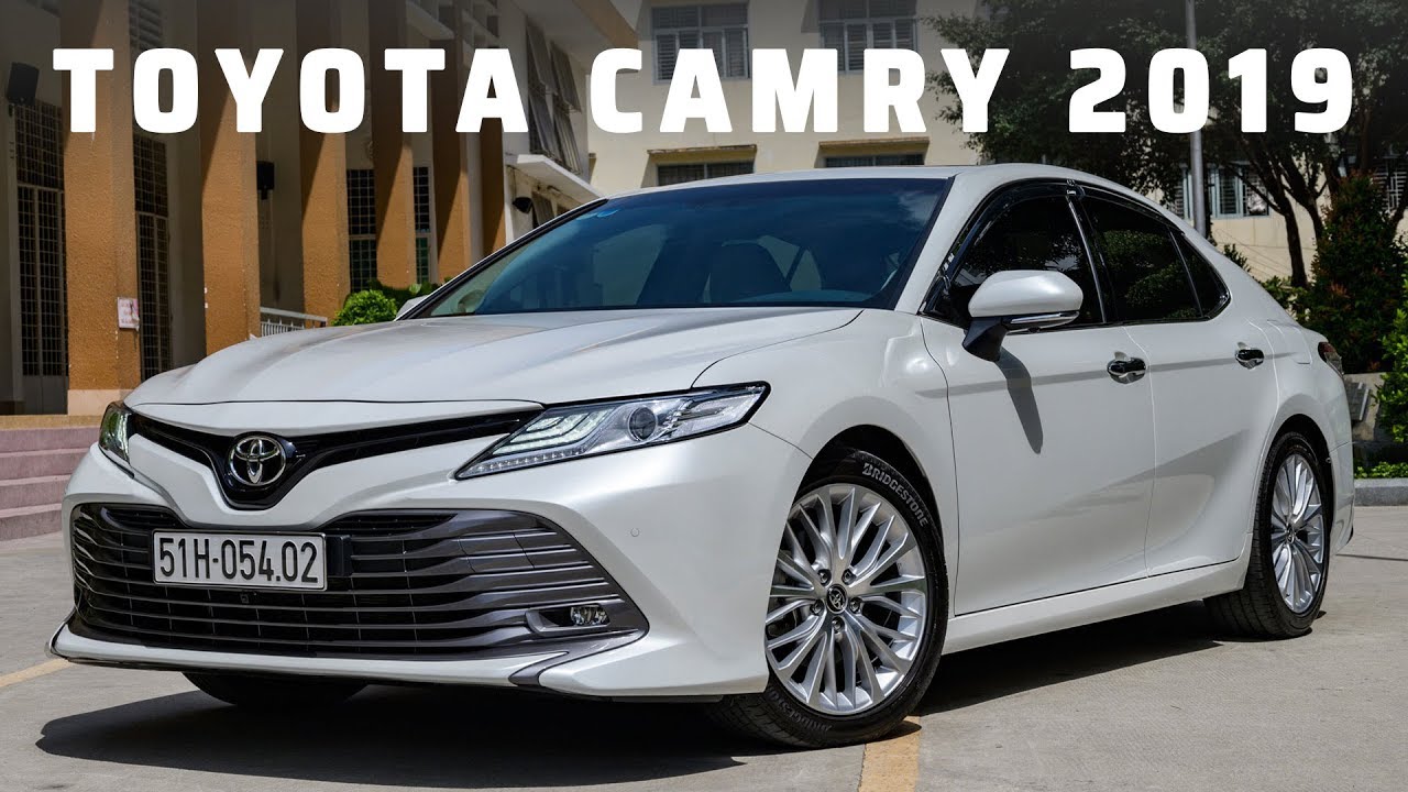 Cận cảnh Toyota Camry 25 2019 giá rẻ hơn đời xe cũ