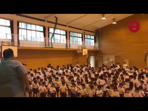 იაპონიის ერთ-ერთი სკოლის მოსწავლეები საქართველოს ჰიმნის შესასრულებლად ემზადებიან
