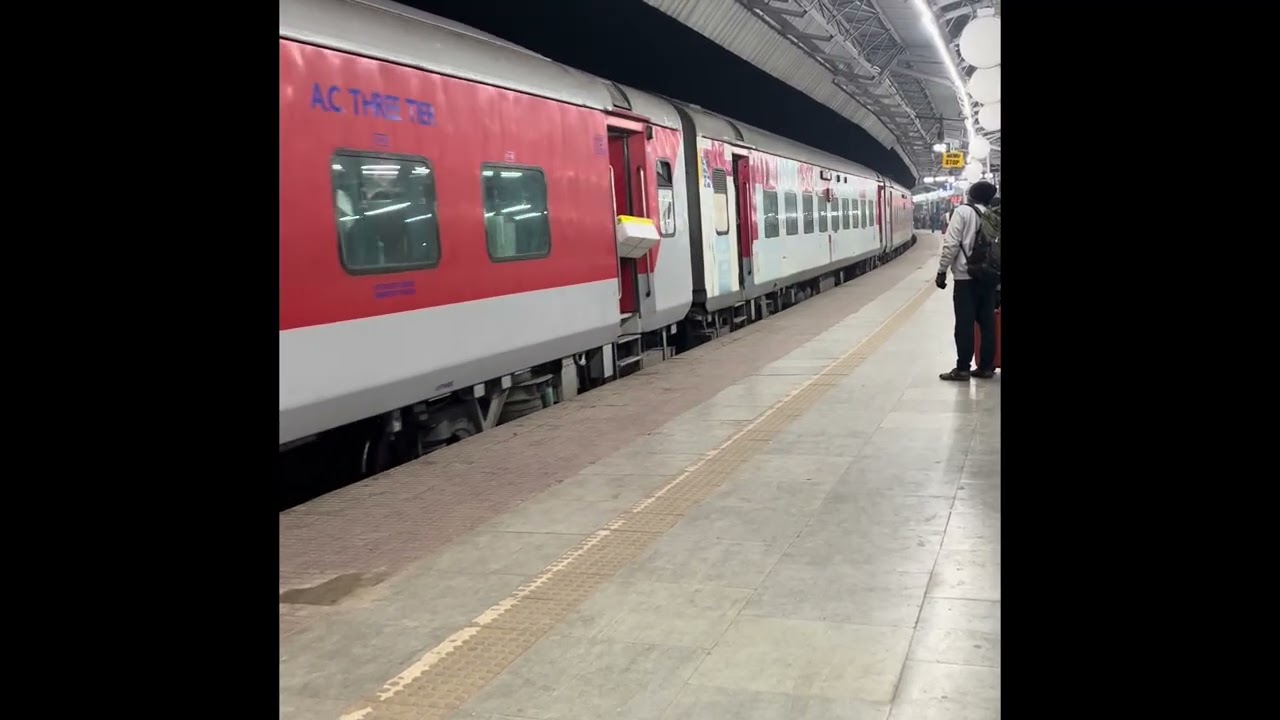 The Raxaul-Howrah Mithila Express (Train13022) arriving at Jasidih Jn. 