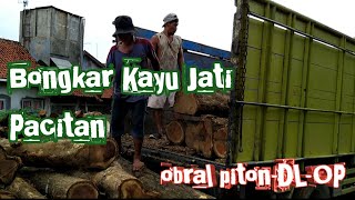 Bongkar Kayu Jati Kampung dari Pacitan