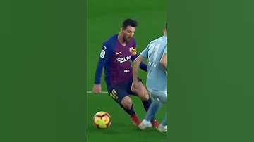 Why does #messi  never use the stepover dribble like #ronaldo , #neymar or #mbappe ? 🤔😳 #shorts