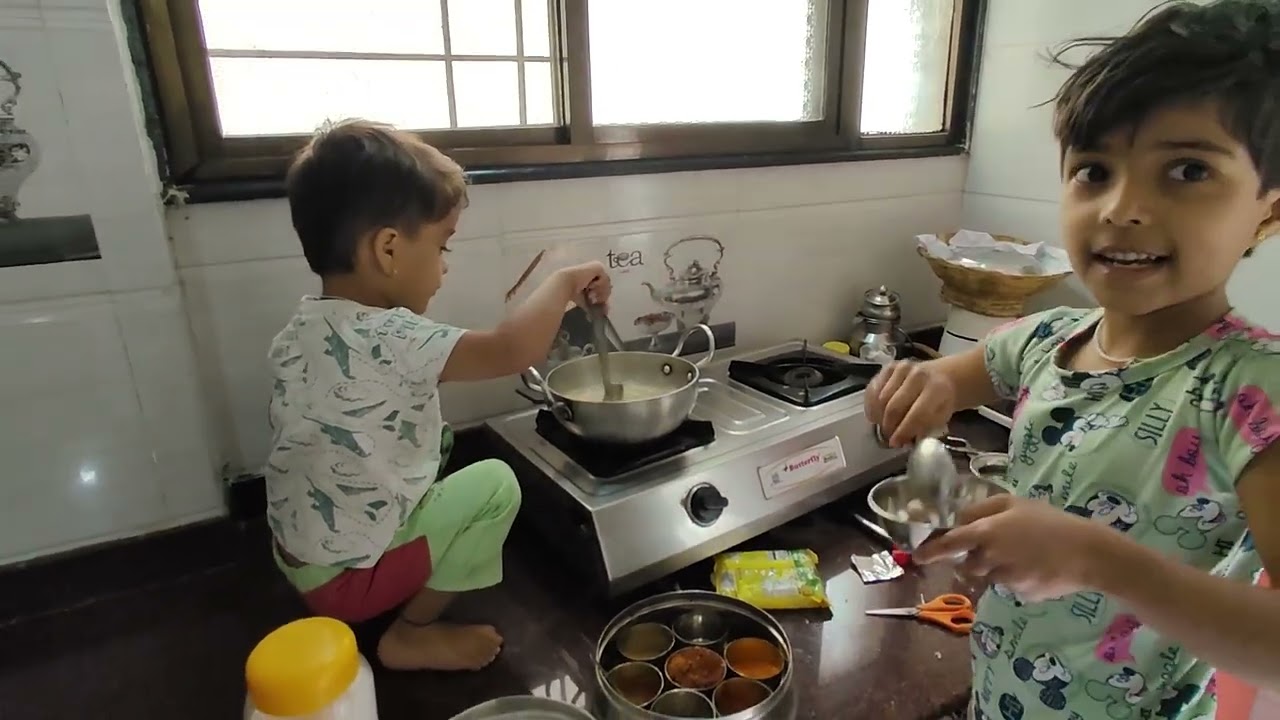 प्रीशाने मॅगी बनवली 