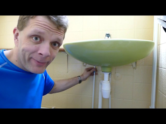 Vesihanan ja käsisuihkun vaihtaminen vessaan - YouTube