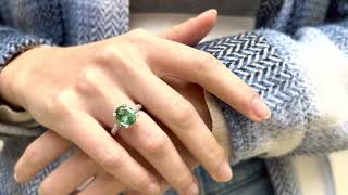 Vidéo: Bague en or gris 18 Cts avec tourmaline verte de 3,31 Cts et 0,50 Cts de diamants brillants. Taille 51-52.