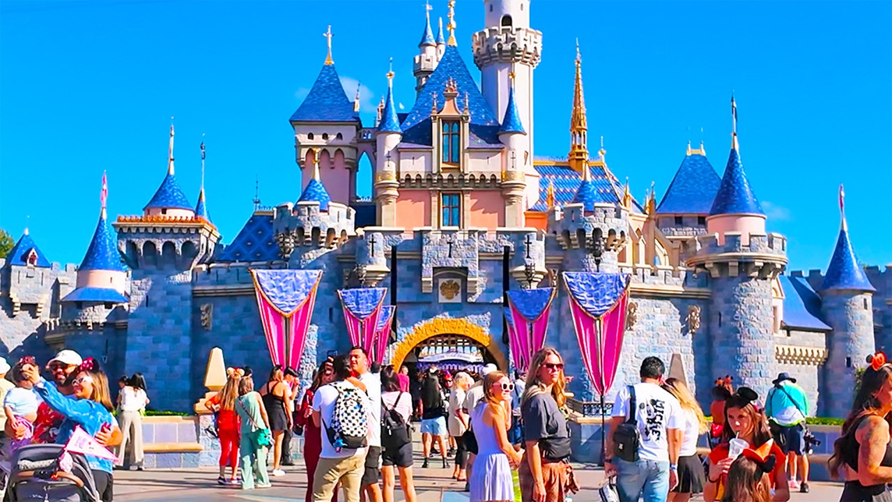Disneyland Walkthrough - Halloween, Buzz Lightyear & Roger Rabbit [4K POV]