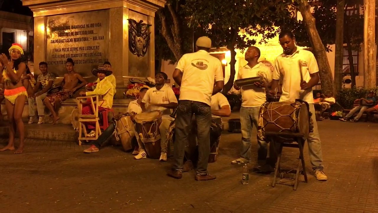 Cumbiamba baile popular. Plaza de Bolívar,  Cartagena, Colombia