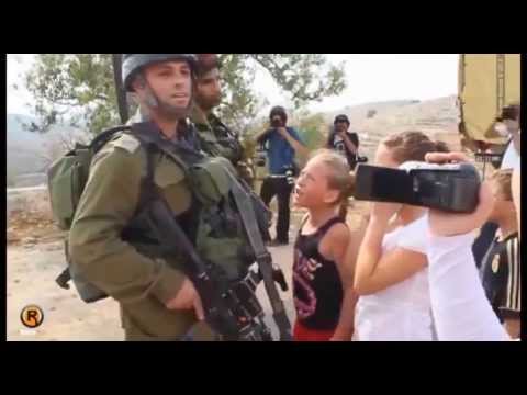 Manifestación de niños palestinos, instruidos por mayores, para provocar a soldados de las FDI