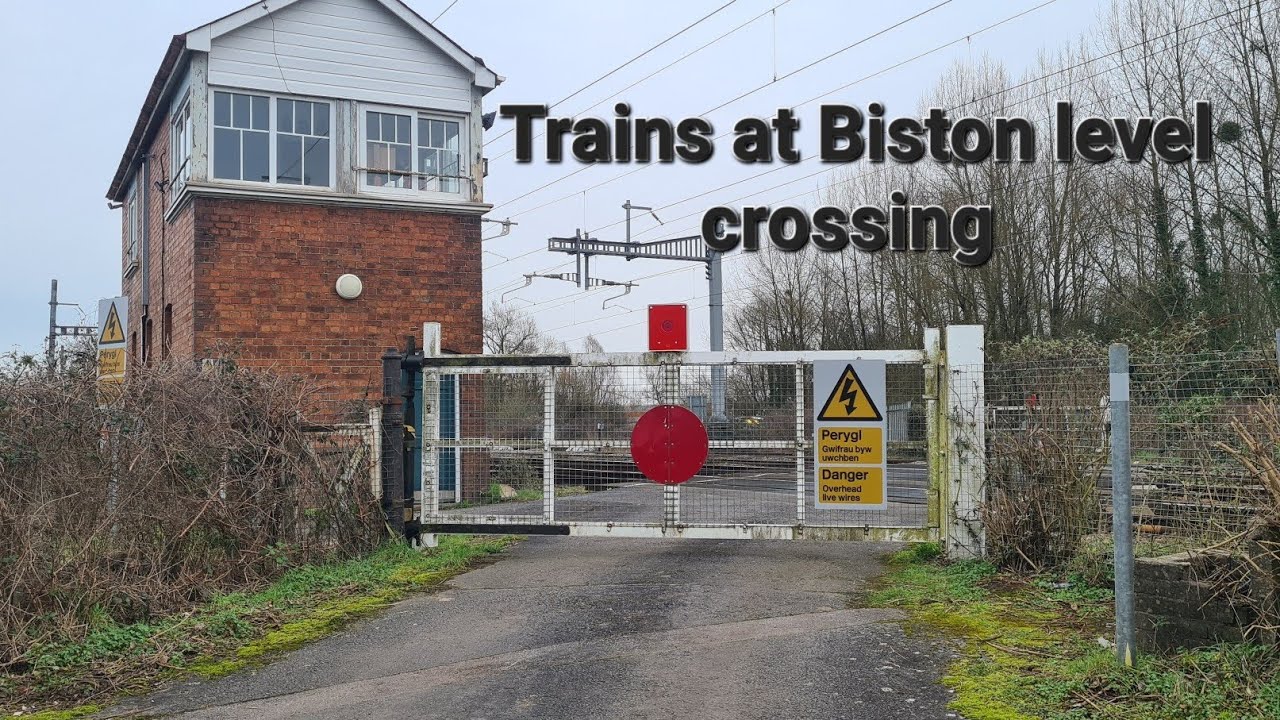 Trains at Biston level crossing near Newport wales 🏴󠁧󠁢󠁷󠁬󠁳󠁿