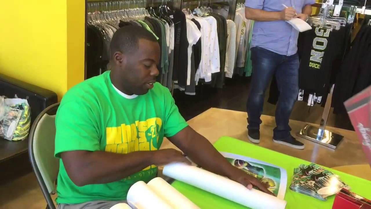 Oregon football legend Kenny Wheaton signs autographs at the Duck Store
