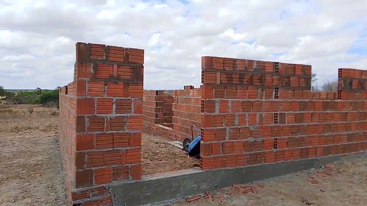 As paredes já estão na altura de 6 e a em 8 fiadas de blocos na casa do sítio Cristo Redentor 