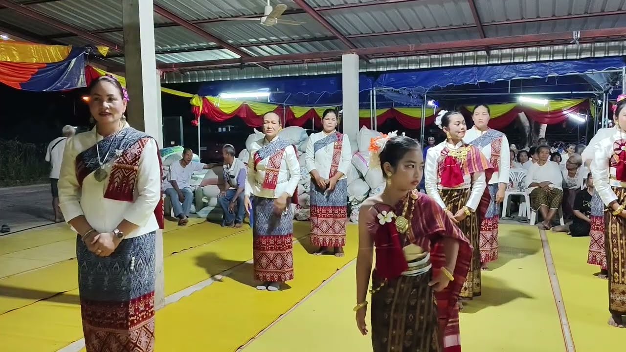 นางรำในงานบุญเบิกบ้าน  บ้านแสนสุข  อำเภอหัวตะพาน จังหวัดอำนาจเจริญ