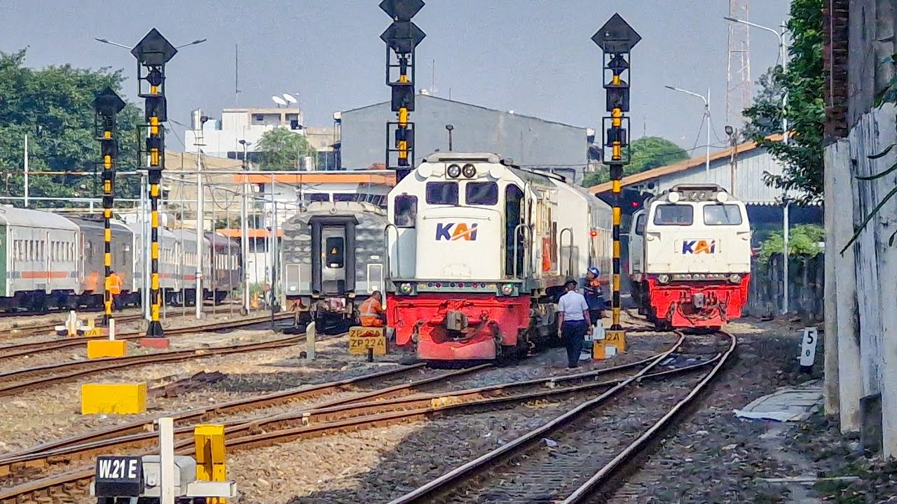 STASIUN UJUNG KOTA SURABAYA YANG GAK PERNAH SEPII!! Berburu Kereta Api Pagi di Stasiun Surabaya Kota
