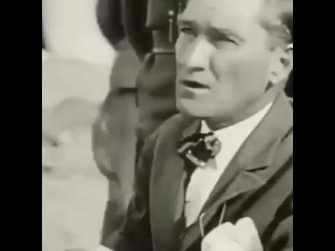 Atatürk sigara yaktığı an