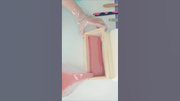 Making a pink ombre soap 🌸 Full video is now uploaded! 🤗 #soapmaking #soapmaker #ombresoap #pink